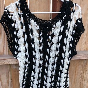 Black and white layering sweater in perfect cond!